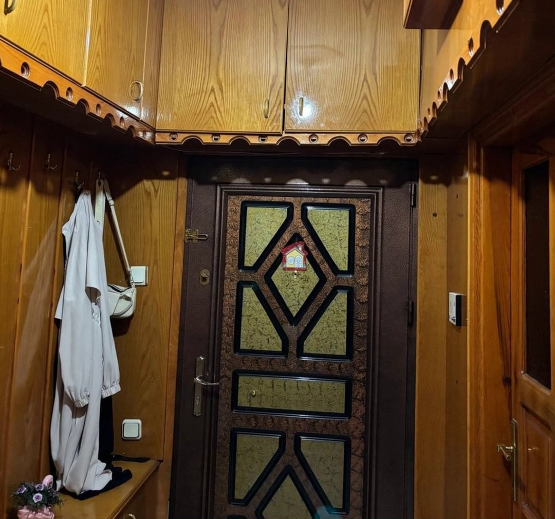 Safranbolu'da koyu ahşap lambrili antre, boyanmadan önce